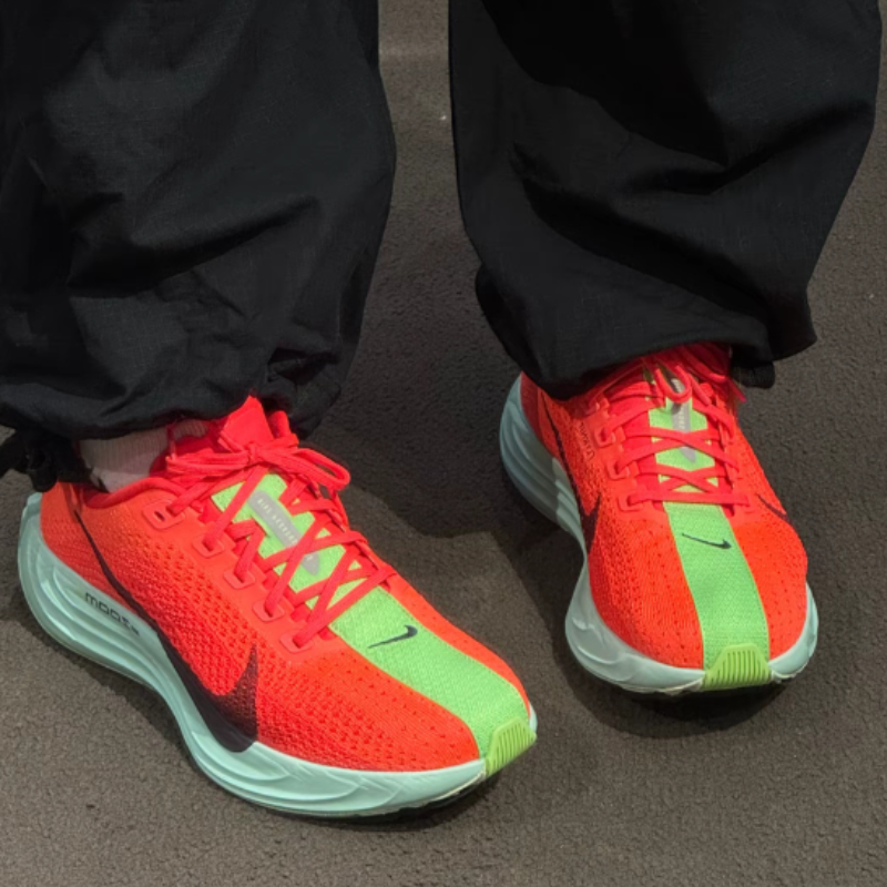 Lightweight Road Running Shoes - รองเท้าวิ่ง Nike Pegasus Plus สีแดง สำหรับผู้หญิง